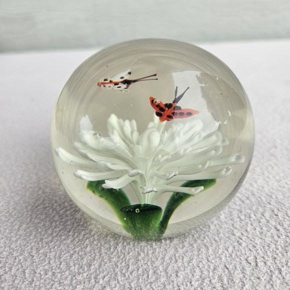 Dynasty Gallery Other - Dynasty Gallery Art Glass Paperweight White Flower Butterfly 3"
